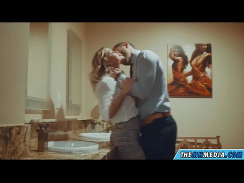 ❤️ כשבלונדינית חזה מפתה אותך בשירותים ציבוריים ❤❌ פאקינג אצלנו ️❤